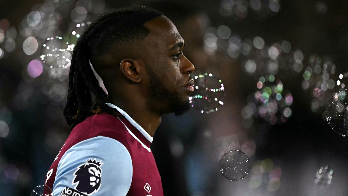 AFP 20250227 36YU2NC v5 HighRes TopshotFblEngPrWestHamLeicester fw3Vwd