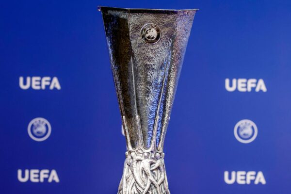 Europa League Trophy Recovered 38072.jpg b63df BbMIK2
