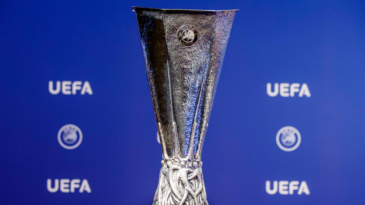 Europa League Trophy Recovered 38072.jpg b63df BbMIK2